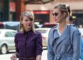 Karlie Kloss evita desajeitadamente perguntas sobre o casamento de Taylor Swift e Travis Kelce enquanto os fãs enlouquecem com a menção de ‘Paris’
