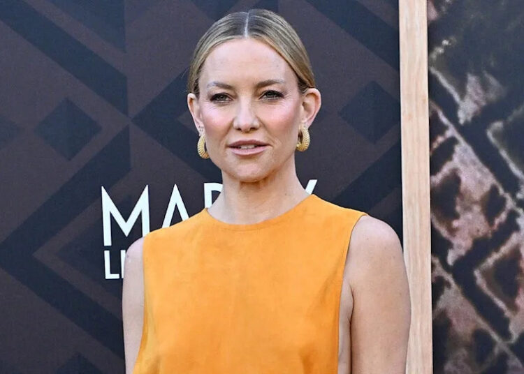 Kate Hudson mostra corpo em forma em biquínis múltiplos durante férias em família na Grécia