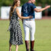 Kate Middleton e Príncipe William se beijam e dão as mãos em uma rara exibição de amor no Polo Outing