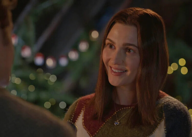 Katherine Barrell estrela como artista lutando para salvar o mercado de Natal no novo filme da Hallmark