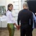 Katie Holmes dá a mão a homem misterioso em estreia nos Hamptons