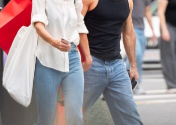 Katie Holmes e Beau Jason Bard Yarmosky experimentam seu estilo de casal