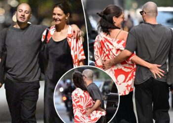 Katie Holmes fica próxima do artista Jason Bard Yarmosky enquanto os rumores de romance esquentam