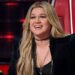 Kelly Clarkson shares embarrassing hotel bathroom story during Vegas show: Watch