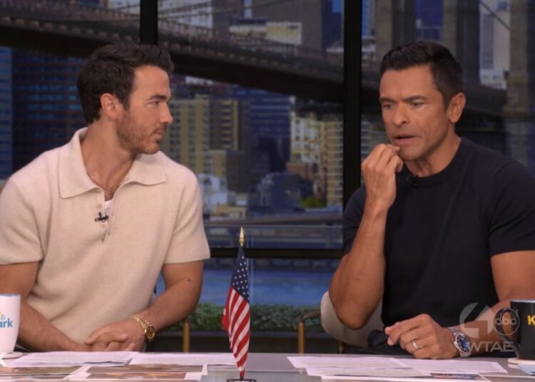 Kelly Ripa ausente da “Live” após cirurgia, Mark Consuelos revela detalhes dolorosos: ‘Eu sei que é ruim’