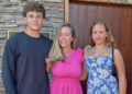 Kendra Wilkinson revela que seu filho Hank, 16, já recebeu duas aceitações na faculdade ao entrar no primeiro ano