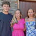 Kendra Wilkinson revela que seu filho Hank, 16, já recebeu duas aceitações na faculdade ao entrar no primeiro ano