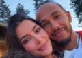 Kim Kardashian compartilha um despejo de fotos de 4 de julho apresentando uma foto com o namorado Lewis Hamilton e um de seus filhos