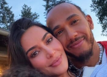 Kim Kardashian compartilha um despejo de fotos de 4 de julho apresentando uma foto com o namorado Lewis Hamilton e um de seus filhos