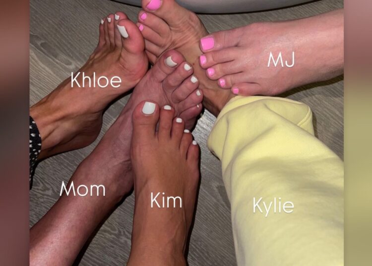 Kim Kardashian defende compartilhar foto do pé da vovó após a morte: ‘Ela gostaria que todos soubessem’