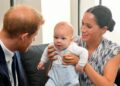 King consegue o tão esperado reencontro com Archie e Lilibet enquanto Harry e Meghan visitam a residência real
