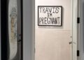 Kourtney Kardashian tem sua placa 'Travis, estou grávida' emoldurada na parede de sua casa, 3 anos após o anúncio do bebê
