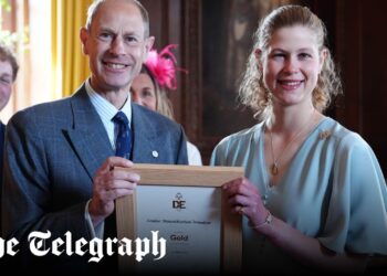 Lady Louise Windsor recebeu o prêmio de Duque de Edimburgo de seu pai, o Príncipe Eduardo