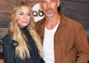 LeAnn Rimes e Eddie Cibrian compartilham foto fumegante da banheira de hidromassagem da viagem