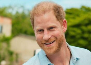 Leia as cinco palavras que o príncipe Harry pronunciou em visita ao Reino Unido que pretendia ser uma 'oferta de paz' ao futuro irmão rei, de acordo com fontes