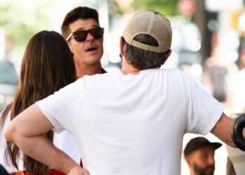 Leonardo DiCaprio e Vittoria Ceretti encontram Robin Thicke durante passeio de bicicleta em Nova York