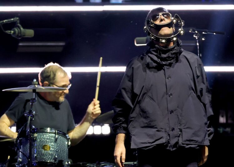 Liam Gallagher responde ao pedido dos fãs para novo álbum do Oasis