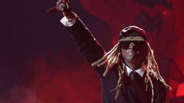 Lil Wayne é visto na festa branca de Michael Rubin depois de escapar na abertura da turnê do Maine