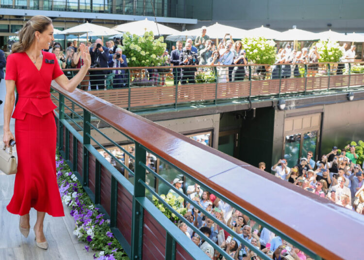 Linda Noskova recebe o troféu Wimbleson da Princesa de Gales