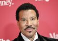 Lionel Richie 'está bem' após pausa na turnê por problema de saúde