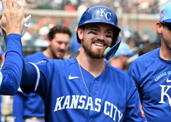 Loftin e Perez acertaram home run no final da entrada enquanto os Royals se recuperavam para vencer os Tigers por 3-2