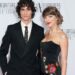 Look de casamento de Taylor Swift de Sombr: terno Kyosuke Kunimoto