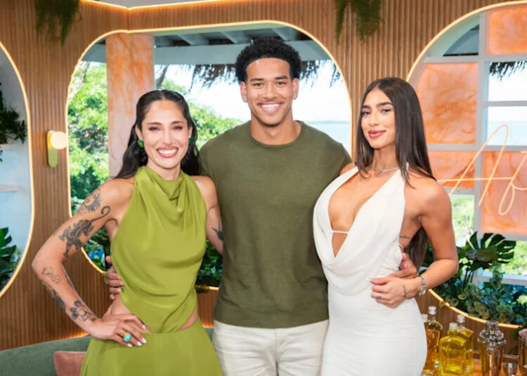 'Love Island USA': Parmida aborda boato de que está fingindo seu sotaque