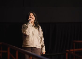 Lucy Dacus estreia seu novo videoclipe para Planting Tomatoes