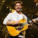 Marcus Mumford diz que Kendrick Lamar ficou apenas de cueca quando se conheceram: 'Foi incrível'