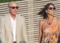 Matt Lauer faz um passeio raro com a namorada Shamin Abas na festa de quatro de julho de Robert Kraft nos Hamptons