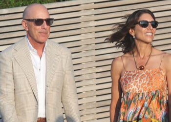 Matt Lauer faz um passeio raro com a namorada Shamin Abas na festa de quatro de julho de Robert Kraft nos Hamptons