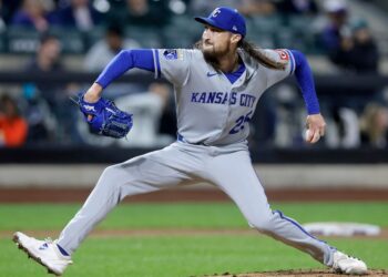 Matt Strahm comemora 10 anos de serviço ao sofrer derrota para o Orioles