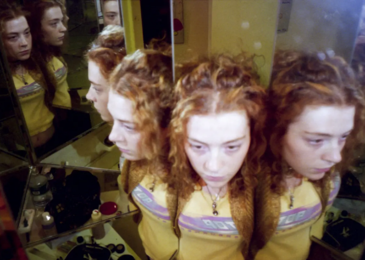 Melissa Auf der Maur anuncia a primeira música nova em mais de 15 anos