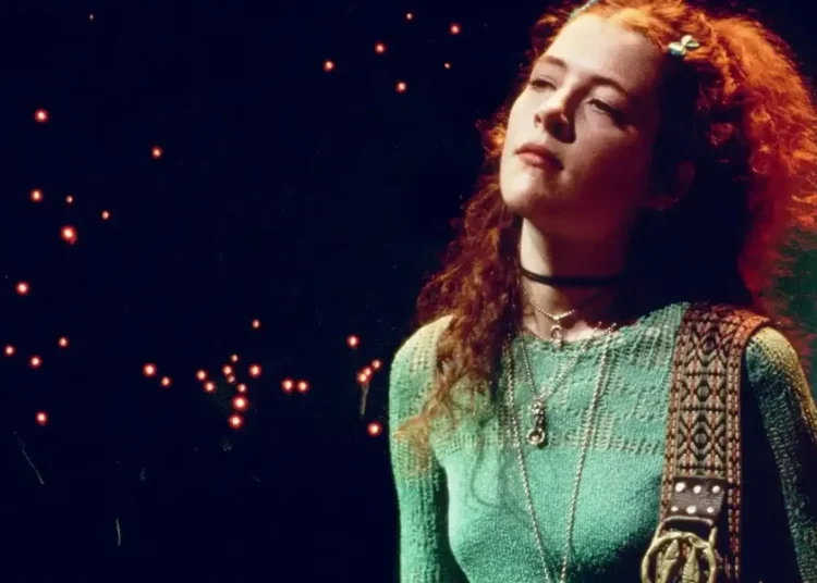 Melissa Auf der Maur está lançando sua primeira música nova em mais de 15 anos para acompanhar sua exposição fotográfica no AGO