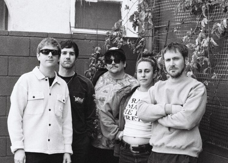 Militarie Gun compartilha novo single cintilante 'World's Away Burning' com Mannequin Pussy