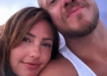 Minka Kelly posa ao lado do parceiro Dan Reynolds e seus 4 filhos durante recente viagem em família à Disneylândia