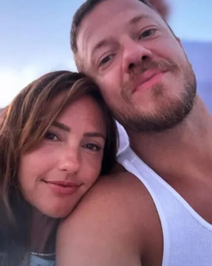 Minka Kelly posa ao lado do parceiro Dan Reynolds e seus 4 filhos durante recente viagem em família à Disneylândia