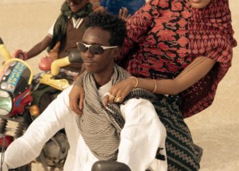 Motocicletas no deserto vulcânico: BTS no novo videoclipe cinematográfico de Alewya – HERO
