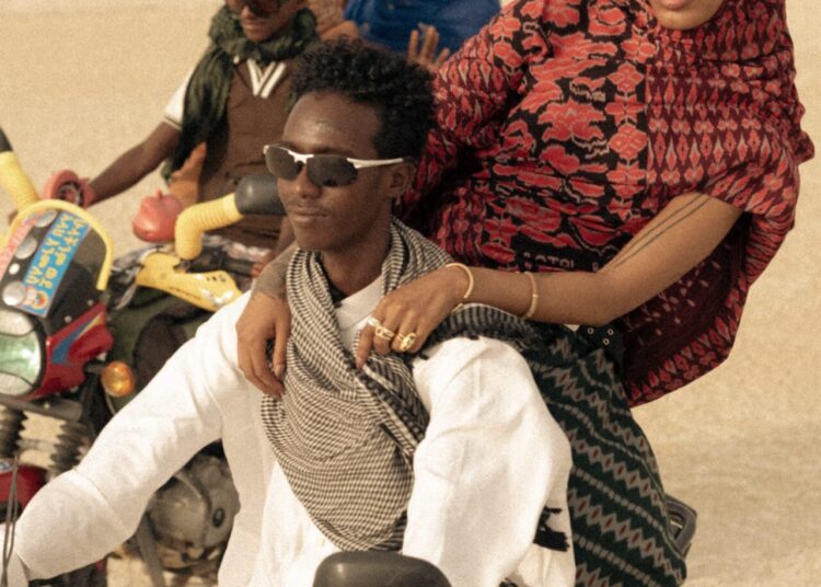 Motocicletas no deserto vulcânico: BTS no novo videoclipe cinematográfico de Alewya – HERO