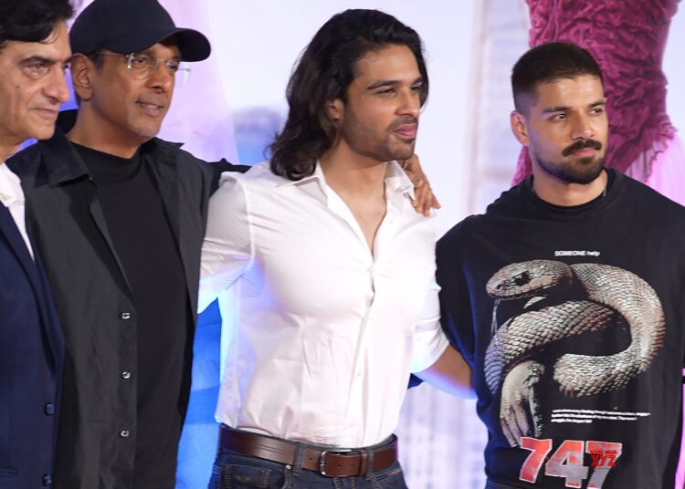 Mumbai: Celebridades assistem à exibição especial de 'Tera Yaar Hoon Main' #Gallery
