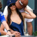 Nina Dobrev e Dougie Joseph se abraçam enquanto ele dá um beijo em sua bochecha durante um passeio em Nova York