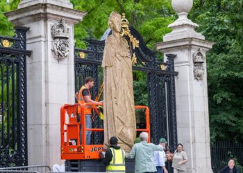 Norman Foster usa óculos VR para visualizar o memorial de Elizabeth II