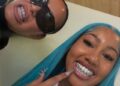 North West, 13, Rocks Blue Lips e piercings nas unhas e no rosto em novo vídeo