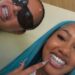 North West, 13, Rocks Blue Lips e piercings nas unhas e no rosto em novo vídeo