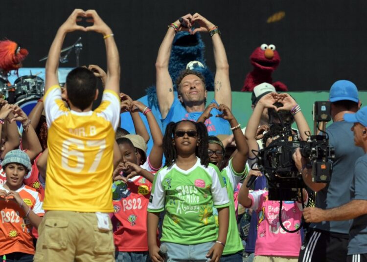 Nova música do Coldplay, ‘We Dance’, encerra show do intervalo da Copa do Mundo de 2026