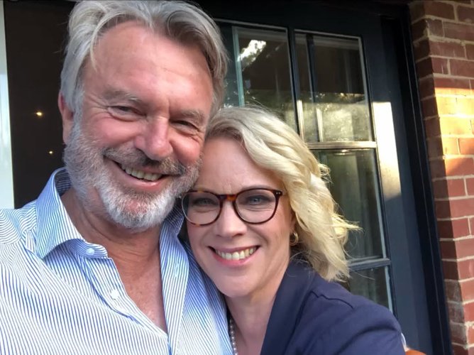 Novos detalhes devastadores revelam que o ator de Hollywood Sam Neill supostamente estava com pneumonia antes da morte súbita