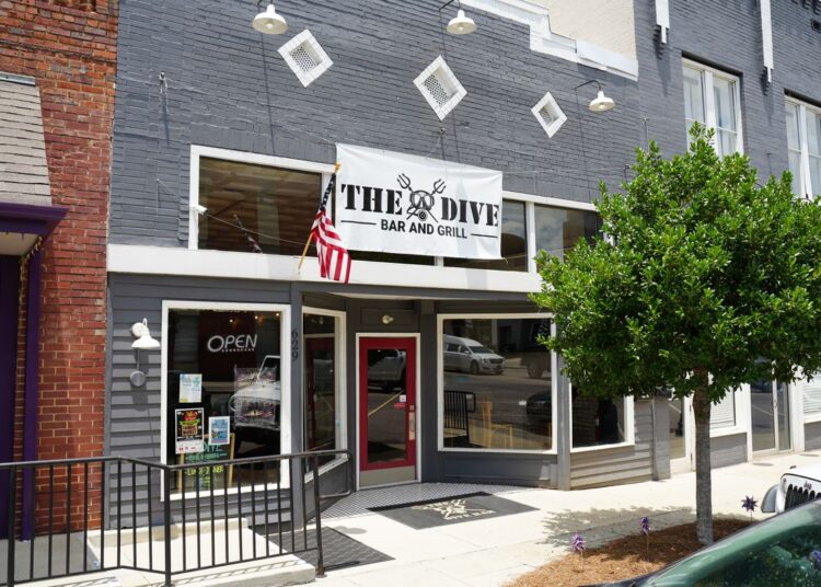 O Dive Bar & Grill inaugura novo local em Montevallo com ex…