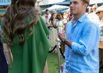 O Príncipe William conhece o Rei Arthur em um dia muito real em Wimbledon