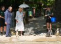 O Rei Charles e a Rainha Camilla fazem um exame de saúde real aos pinguins do Zoológico de Londres