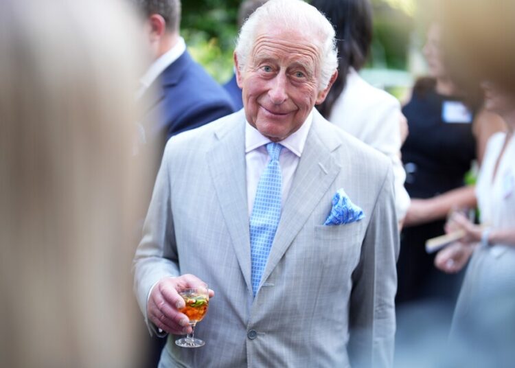 O Rei Charles recebe o Príncipe Harry e sua família enquanto eles tentam consertar a fenda